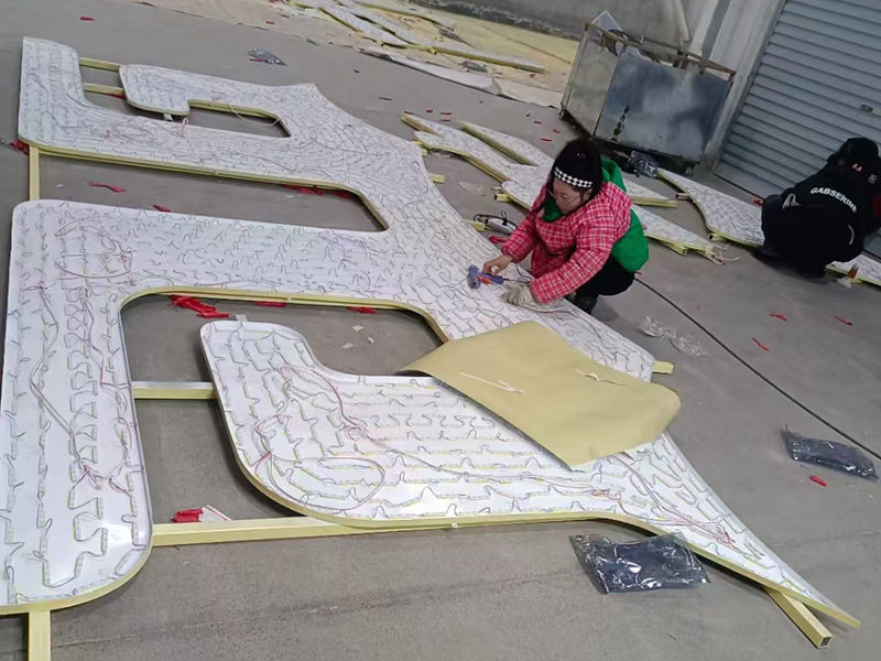 发光字制作现场